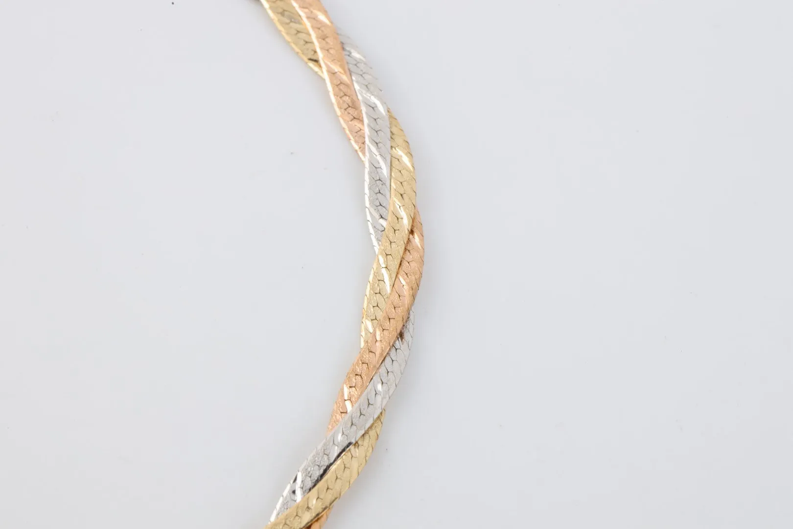 7" 14k Tri-Tone Gold Woven Herringbone Chain Bracelet (3.16g.)