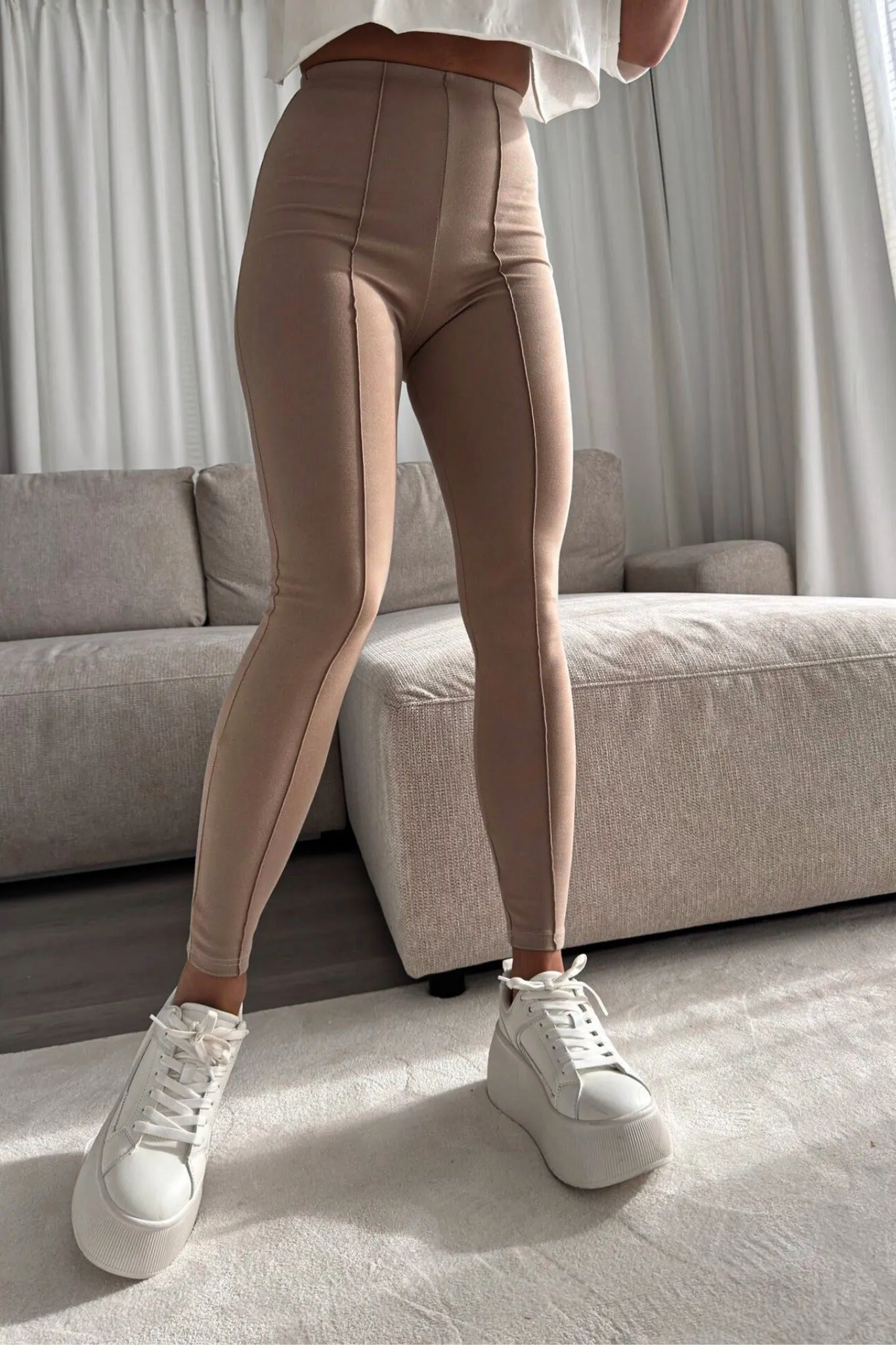 Pantalone leggings beige aderente in cotone spesso elasticizzato a vita alta con cuciture longitudinali